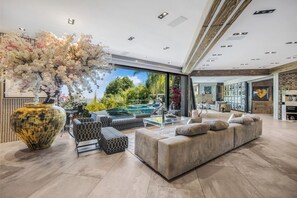 Luksushuvila, useita sänkyjä, pääsy uima-altaalle, kaupunkinäköala (Villa Kaleida) | Sisätilat