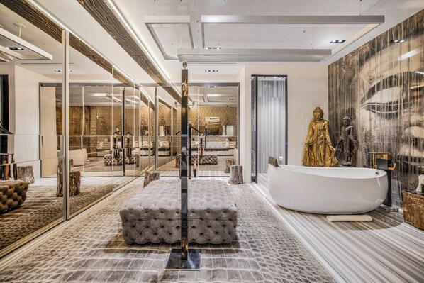 Villa de lujo, varias camas, acceso a la alberca, vista a la ciudad (Villa Kaleida) | Baño | Toallas