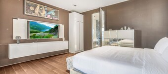 Villa Kaleida - Sleek Modern Sunset Villa With Eclectic Style & Infinity Pool