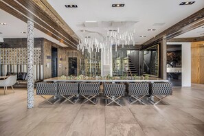 Villa de lujo, varias camas, acceso a la alberca, vista a la ciudad (Villa Kaleida) | Área de sala de estar