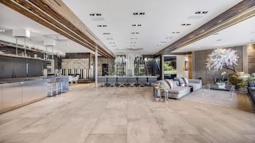 Villa de lujo, varias camas, acceso a la alberca, vista a la ciudad (Villa Kaleida) | Área de sala de estar