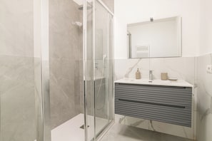 Dusche, Haartrockner, Bidet, Handtücher