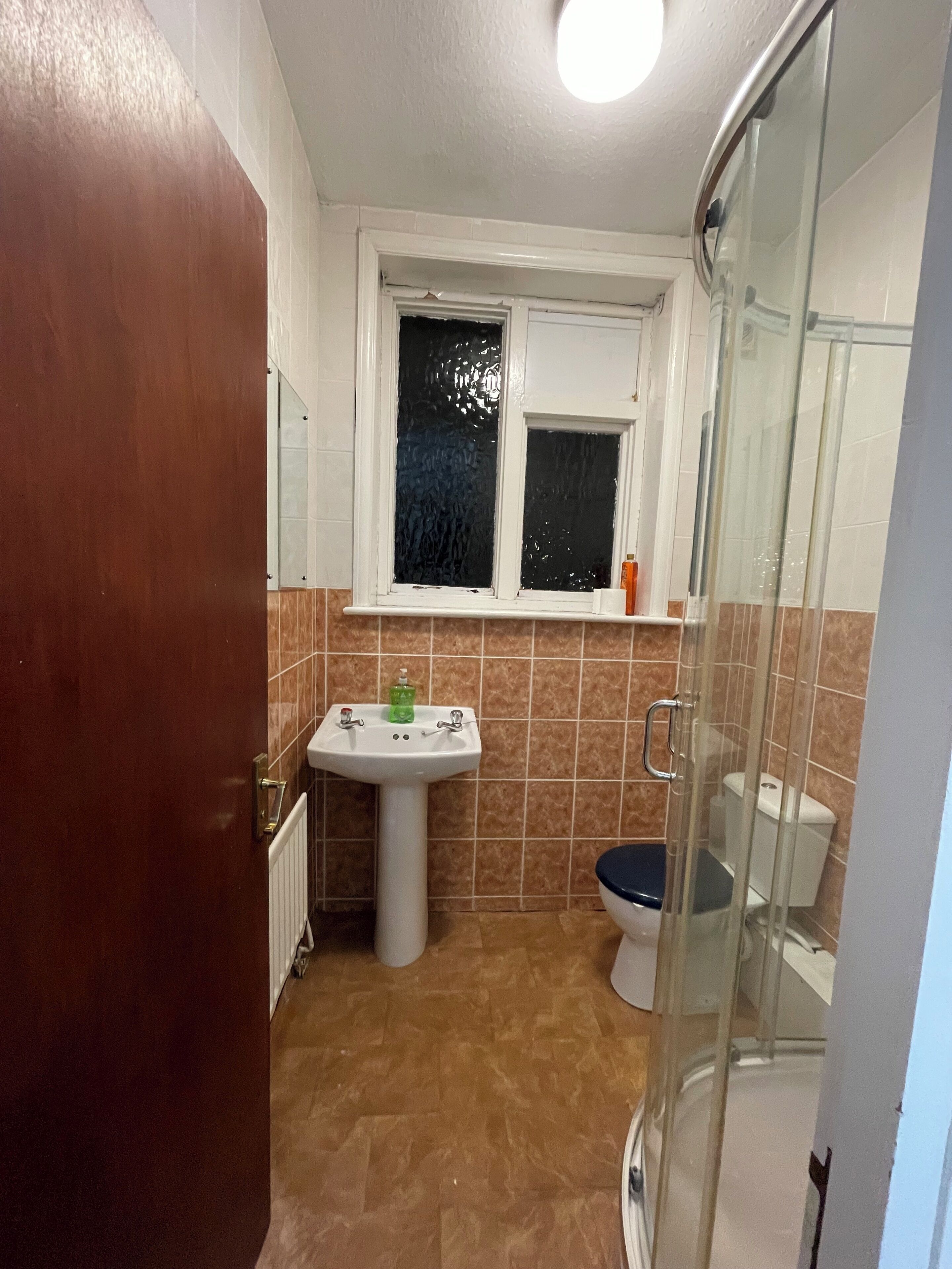 Pyyhkeet, saippua, vessapaperi