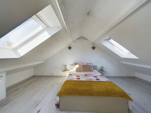 5 bedrooms, desk, iron/ironing board, WiFi