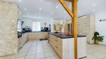 Réfrigérateur, micro-ondes, four, lave-vaisselle