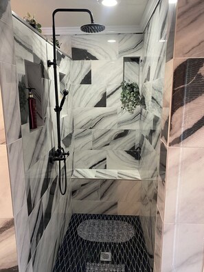 Suihku, poreamme, hiustenkuivaaja, bidee