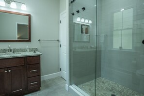 Dusche, Haartrockner, Bidet, Handtücher