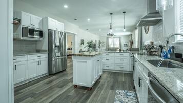 Microondas, horno, placa de cocina y lavavajillas