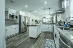 Mikroaaltouuni, uuni, liesi, astianpesukone