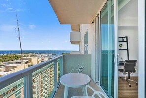 Outdoor dining - Modern Bayview | 2 Queen beds + Kitchenette (Miami)