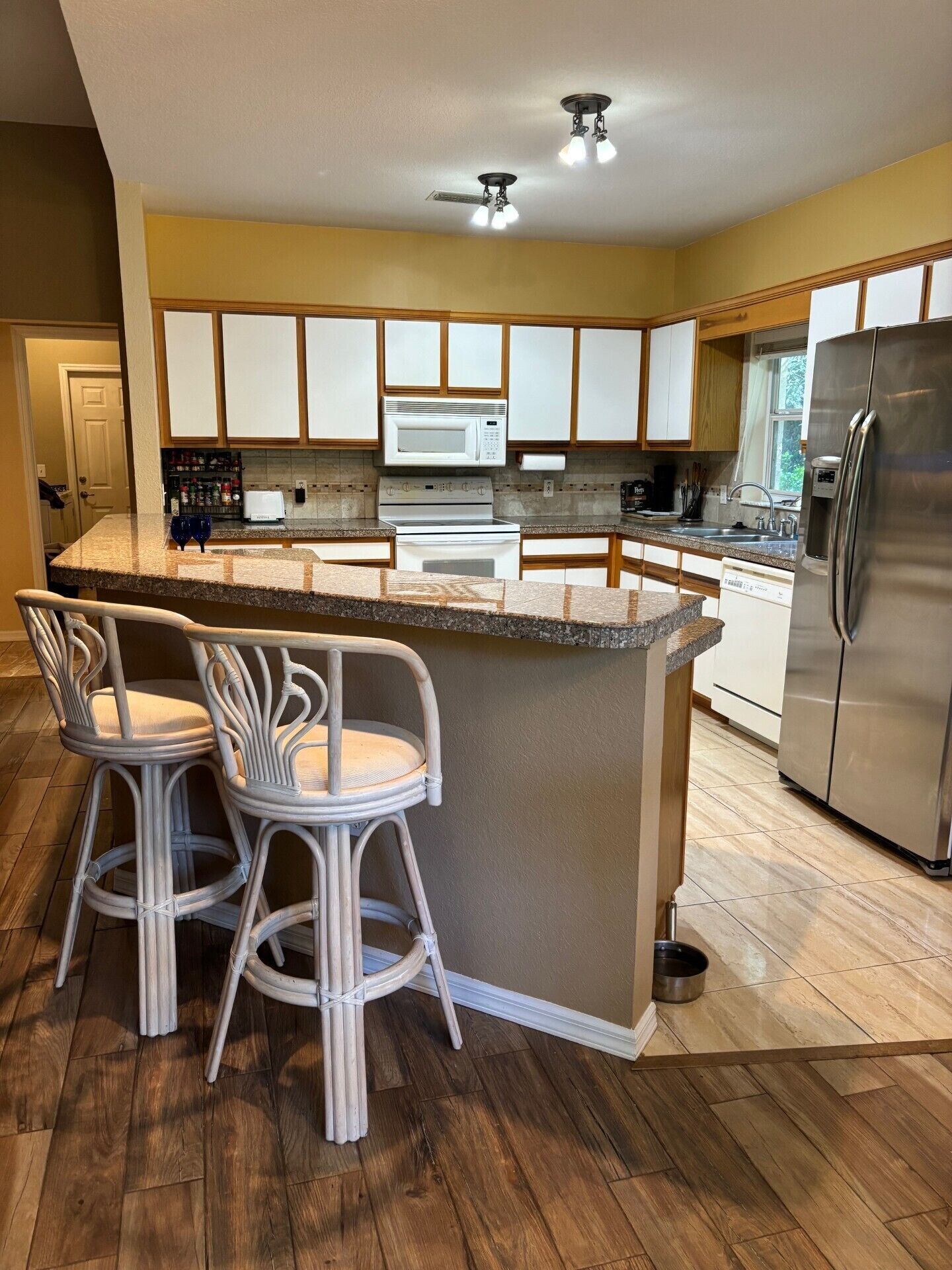 Microondas, horno, parrilla de estufa y lavavajillas 