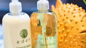 Secador de pelo, toallas, jabón, papel higiénico