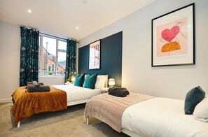 3 habitaciones, tabla de planchar con plancha, wifi y ropa de cama 