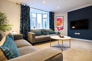 Living area - Modern 3-Bed Retreat | Walk to Bournemouth Pier (Bournemouth)
