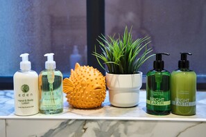 Een haardroger, handdoeken, zeep, toiletpapier