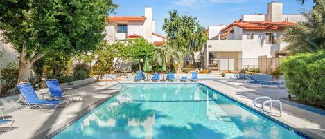 Utendørsbasseng og et oppvarmet basseng