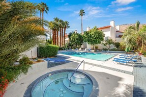 Alberca al aire libre y alberca climatizada