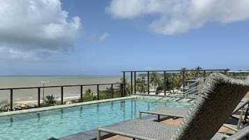 Apartamento | Piscina | Piscina externa, guarda-sóis, espreguiçadeiras