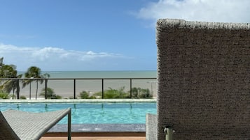 Apartamento | Piscina | Piscina externa, guarda-sóis, espreguiçadeiras