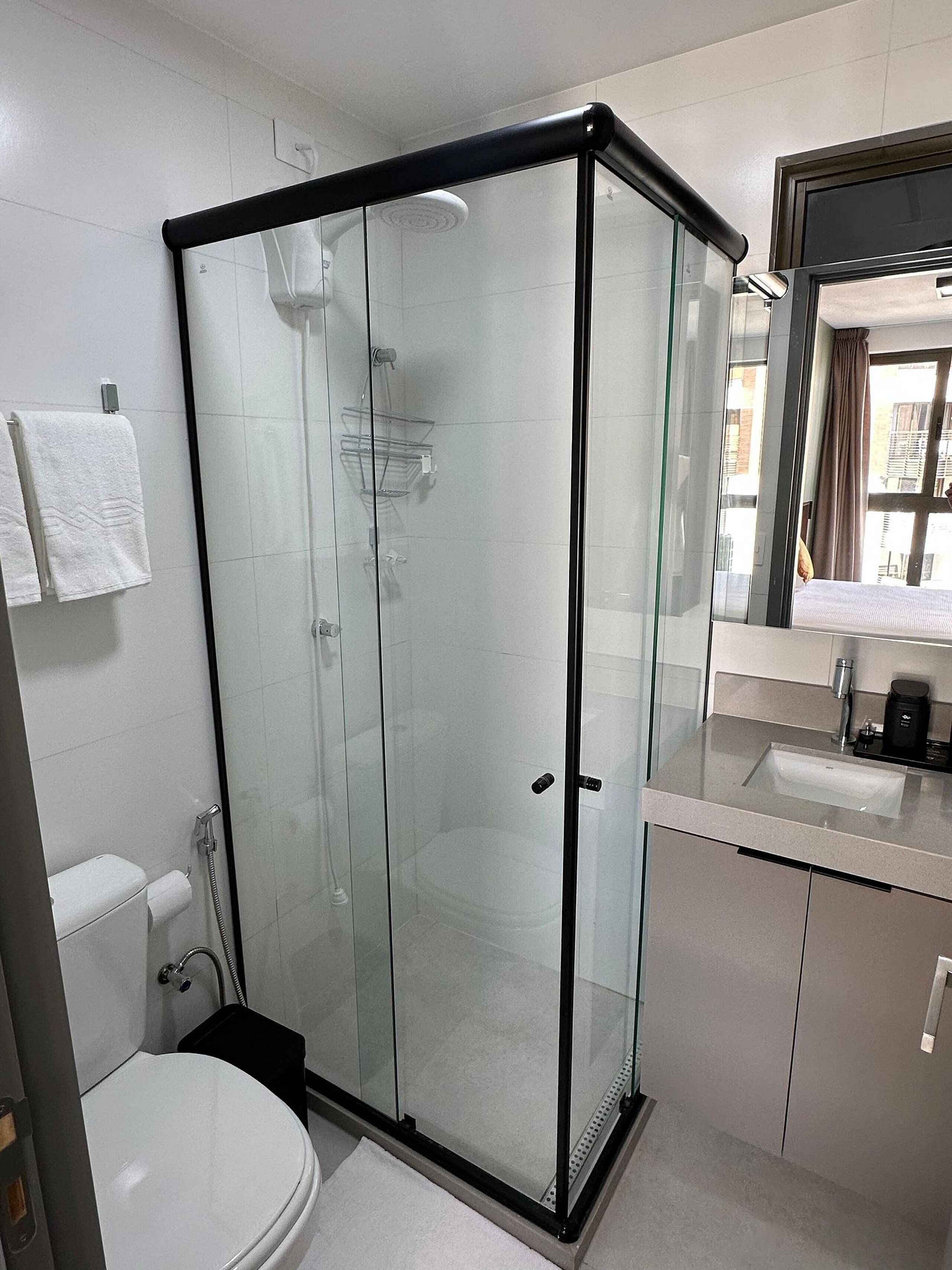 Apartamento | Banheiro | Chuveiro, chuveiro com efeito de chuva, secador de cabelo 