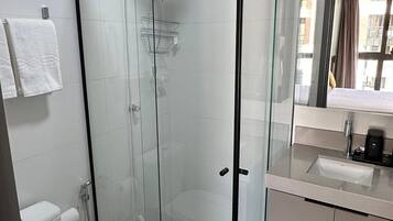 Apartamento | Banheiro | Chuveiro, chuveiro com efeito de chuva, secador de cabelo