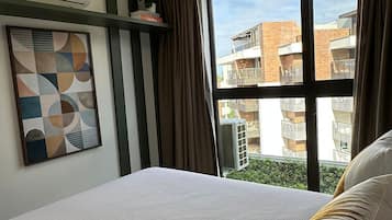 Apartamento | Escrivaninha, cortinas blackout, ferros/tábuas de passar roupa