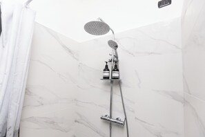 Douche, sèche-cheveux, bidet, serviettes fournies