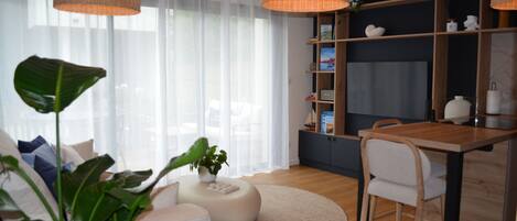 Smart-TV, bøker og stereoanlegg