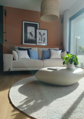 Smart-TV, Bücher, Stereoanlage