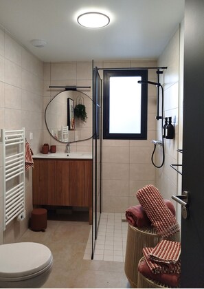 Dusche, Haartrockner, Handtücher, Seife