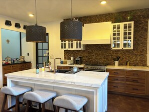 Microondas, horno, parrilla de estufa y cafetera y tetera 