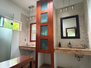 Regadera, secadora de cabello, toallas, jabón 