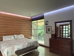 1 habitación, tabla de planchar con plancha, wifi gratis y ropa de cama 