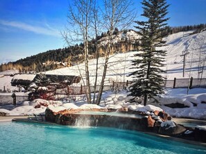 Utendørsbasseng og et oppvarmet basseng