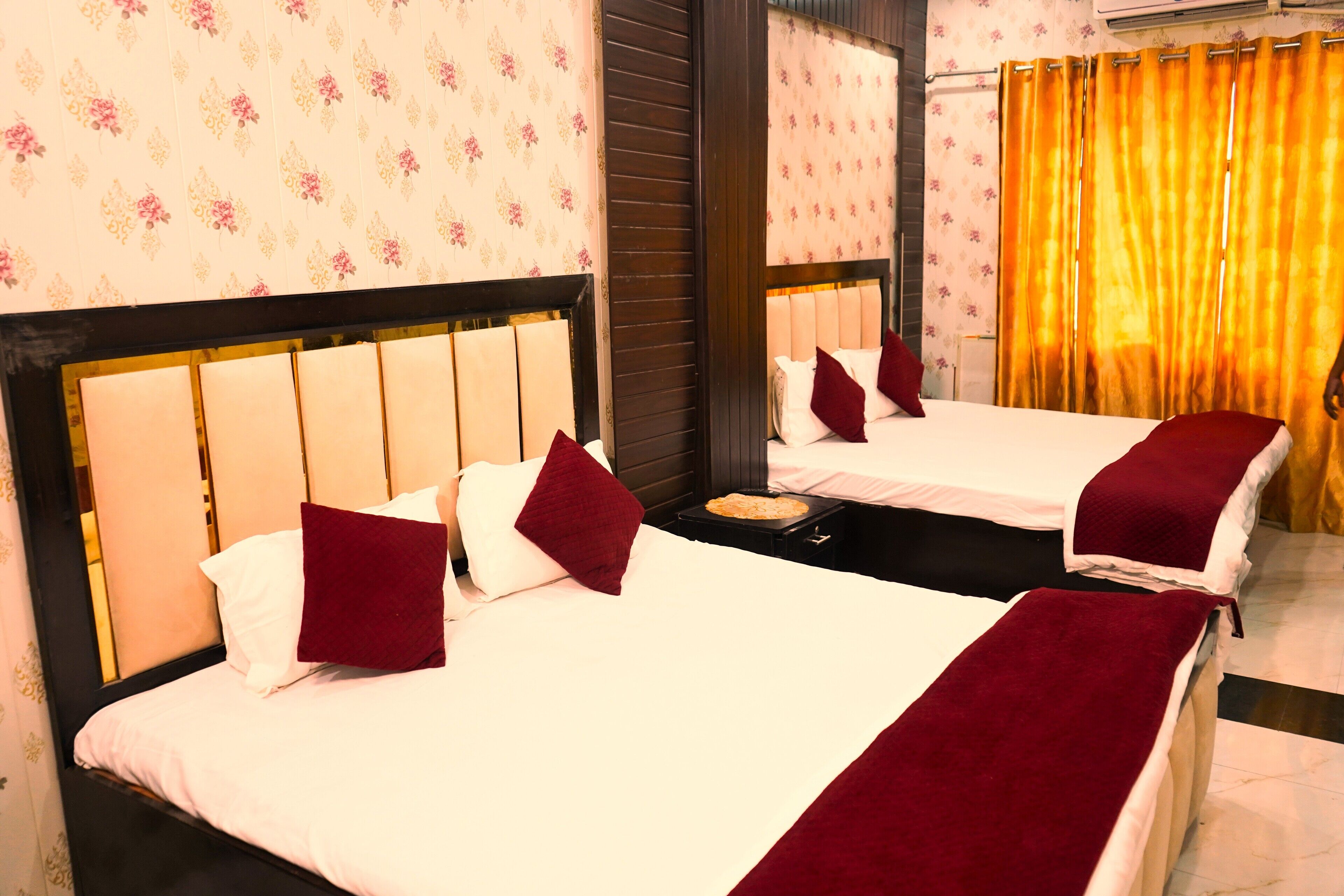 Family Room | Desk, laptop workspace, free WiFi