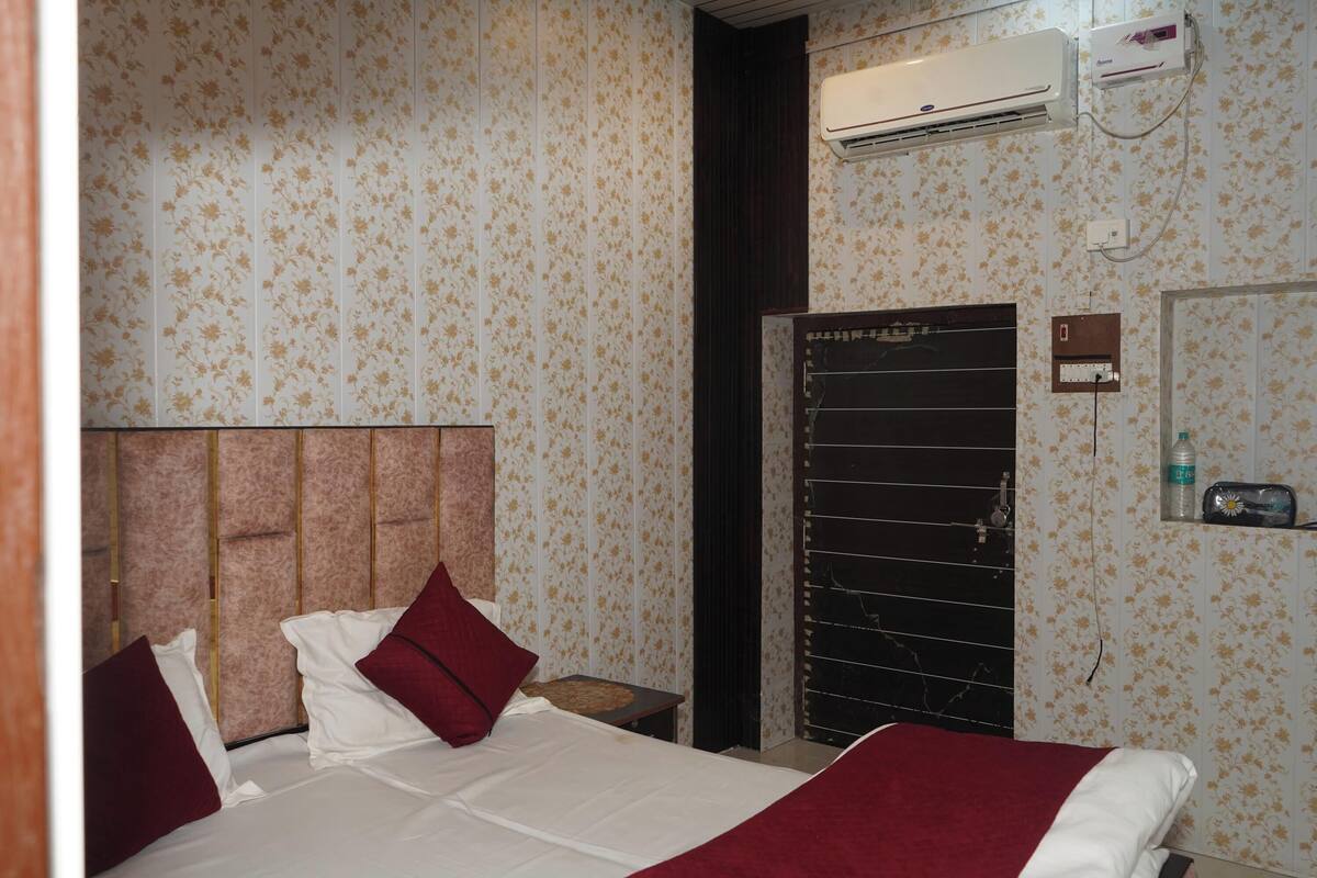 Deluxe Room, City View | Desk, laptop workspace, free WiFi