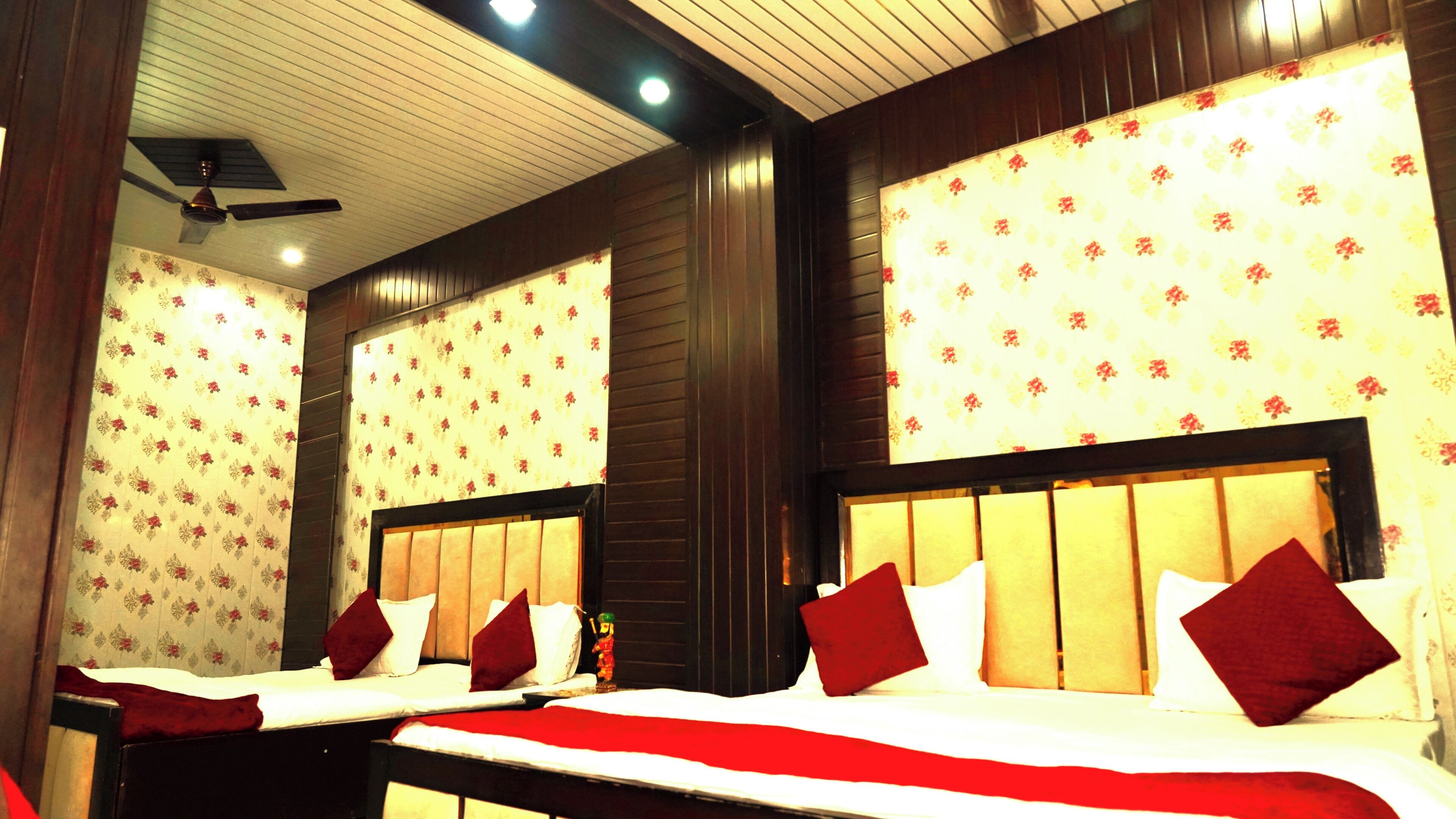 Familienzimmer | Schreibtisch, laptopgeeigneter Arbeitsplatz, kostenloses WLAN