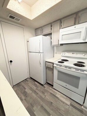 Microondas, horno, parrilla de estufa y lavavajillas