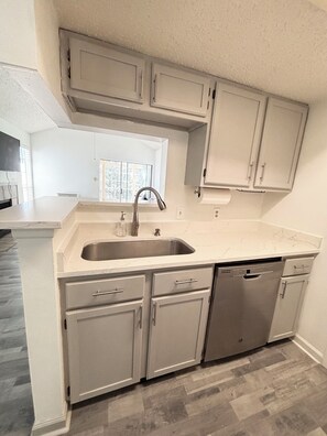 Microondas, horno, parrilla de estufa y lavavajillas 