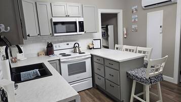 Mikrovågsugn, ugn, spishäll och diskmaskin