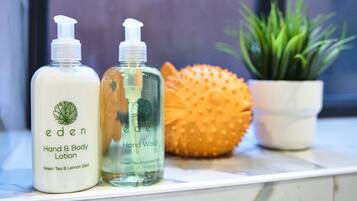 Secador de pelo, toallas, jabón, papel higiénico