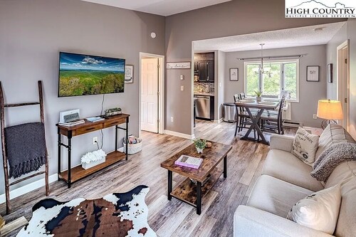 Charming and peaceful 2-bedroom condo in downtown Blowing Rock walkable to town