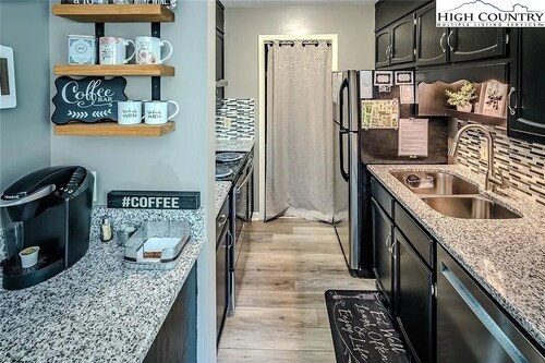 Charming and peaceful 2-bedroom condo in downtown Blowing Rock walkable to town