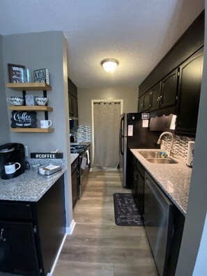 Een magnetron, een oven, een kookplaat, een vaatwasser