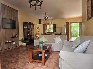 تلفزيون، مدفأة، تنس طاولة، كُتُب