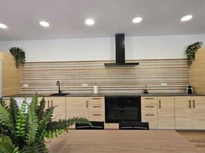 ثلاجة، ميكروويف، فرن، موقد طهي مسطح