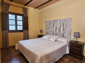 5 dormitoris, planxa i posts de planxar, wifi gratuïta i roba de llit 