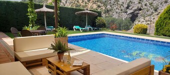 Alojamiento Rural con piscina frente a la Cueva del Gato, a 9 km de Ronda.