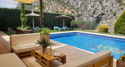 Rural lodging with swimming pool in front of the Cueva del Gato, 9 km from Ronda.