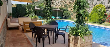 Una piscina al aire libre